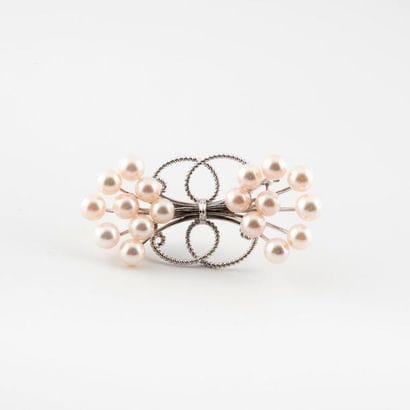 Silver brooch (min. 800) featuring two clashing...