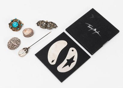 Set of costume jewellery including:

- Silver...
