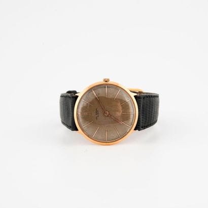 UNIVERSAL GENEVE


Men's wristwatch bracelet....