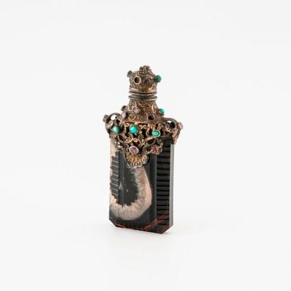 Salt bottle in zoned and cut agate, and silver...