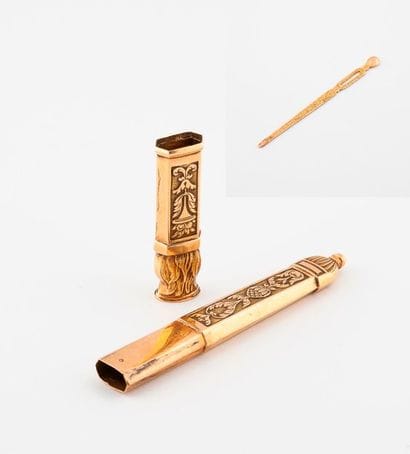 Two yellow gold (750) sewing kit elements:

-...