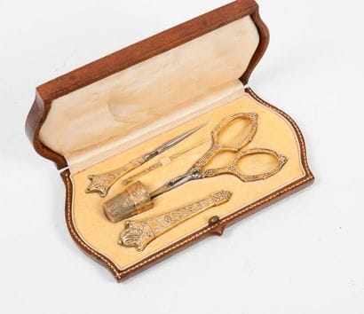 Sewing kit in vermeil (800) including a pair...