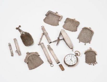 Set of silver objects (min. 800): 

- Three...