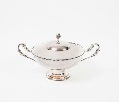 Covered soup tureen on silver plated metal...