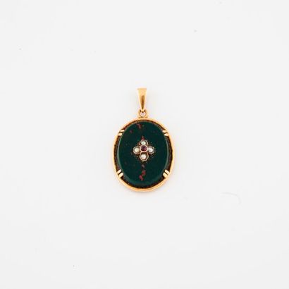 Pendant medallion in yellow gold (750) centered...