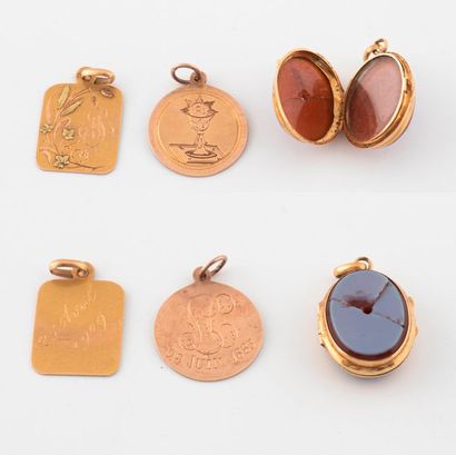 Four gold pendants (750) of different colors.

-...