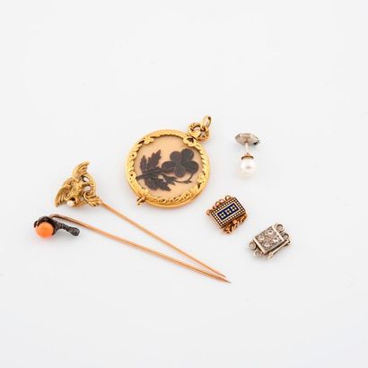 Gold set (750) including: 

- Two tie pins,...
