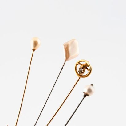 Two yellow gold tie pins (750), one decorated...