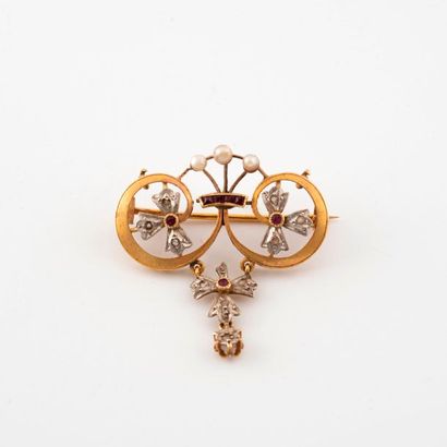 Fine yellow gold (750) openwork brooch adorned...