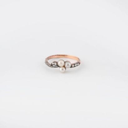 Yellow gold (750) ring adorned with three...