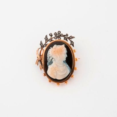 Oval brooch in yellow gold (750) holding...