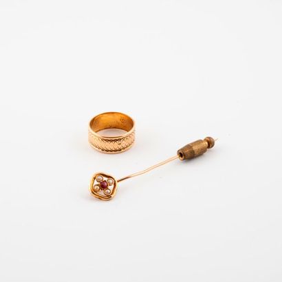 Yellow gold (750) set including: 

- Bandeau...