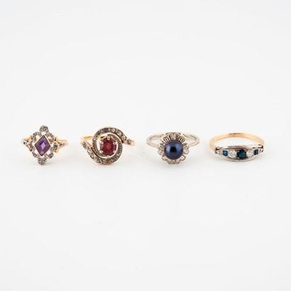 Four rings: 

- a yellow gold (750) and platinum...