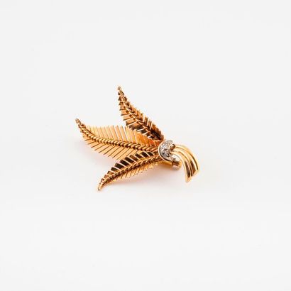 Yellow gold (750) leaf brooch punctuated...