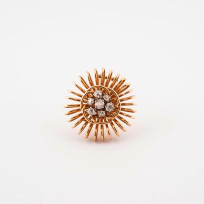 Circular reverse clip in the shape of a rosette...