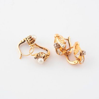 Two pairs of yellow gold (750) sleepers:

-...