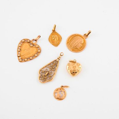 Lot de six pendentifs en or jaune (750),...