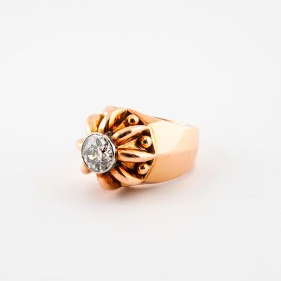 Yellow gold signet ring (750) centered on...