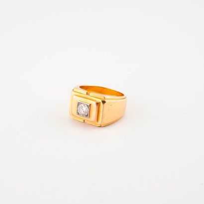 Yellow gold (750) signet ring set with a...