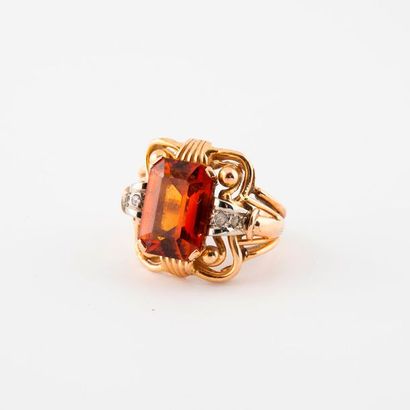 Important ring in yellow gold (750) centered...