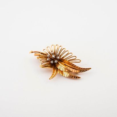 Spray brooch in yellow gold (750) and platinum...