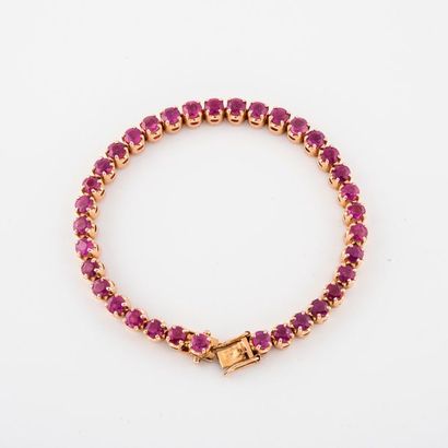Articulated line bracelet in yellow gold...