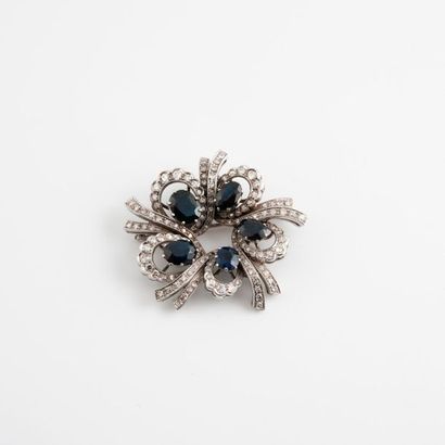 Platinum brooch (850) centered on five oval...