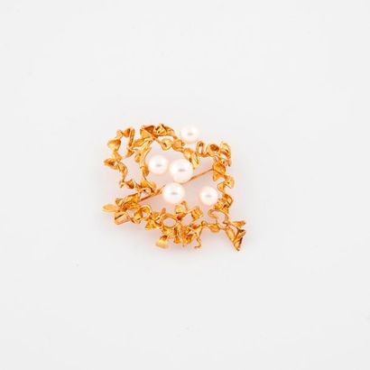 Brooch in yellow gold (585) openwork and...