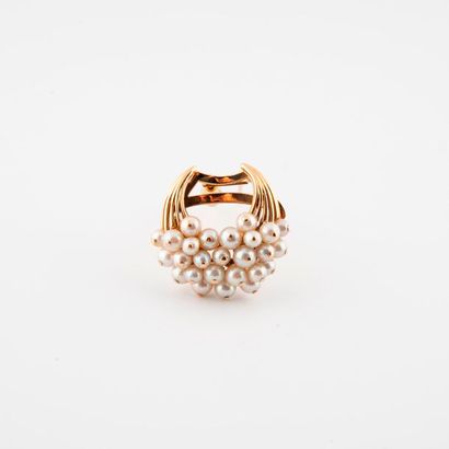 Lapel clip in yellow gold wire (750) depicting...