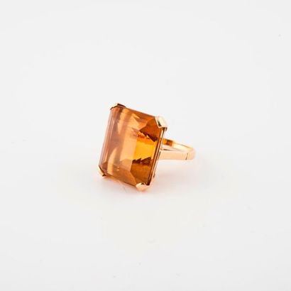 Yellow gold ring (750) set with a rectangular...