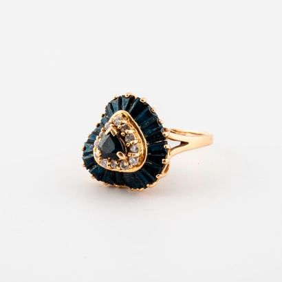Yellow gold (750) skirt ring centered on...