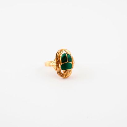 A yellow gold ring (750) centered on a beetle...