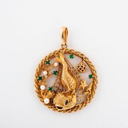 Large circular pendant in yellow gold (750)...