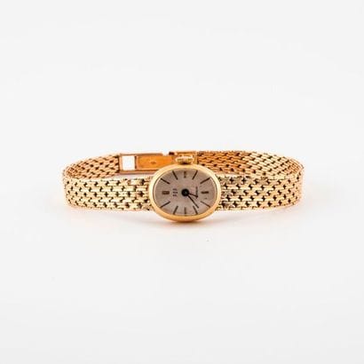 POP


Lady's watch in yellow gold (750)

Oval...