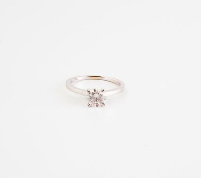 Solitaire ring in white gold (585) centered...