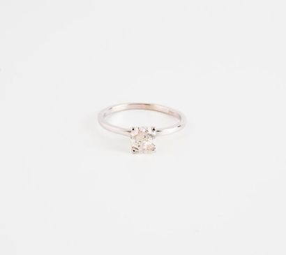 Solitaire ring in white gold (585) centered...