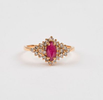 Yellow gold ring (750) with a diamond-shaped...