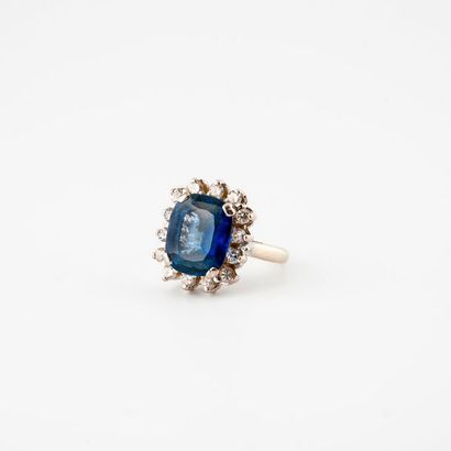 White gold ring (750) adorned with a rectangular...