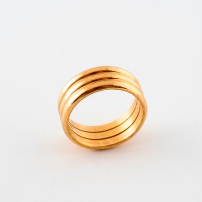Three gadroons yellow gold band ring (750)...