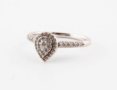 Thin ring in white gold (750) centered on...