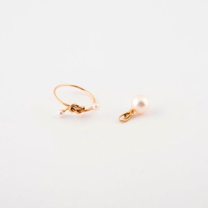 Deux bijoux en en or jaune (750) :

- une...