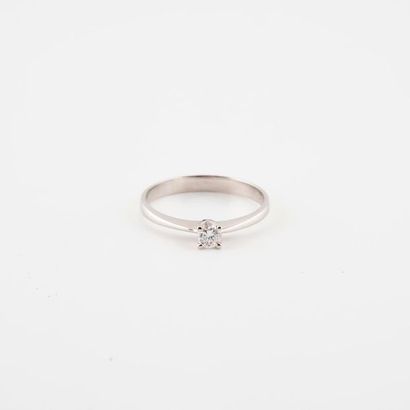 Bague solitaire en or gris (750) ornée d'un...