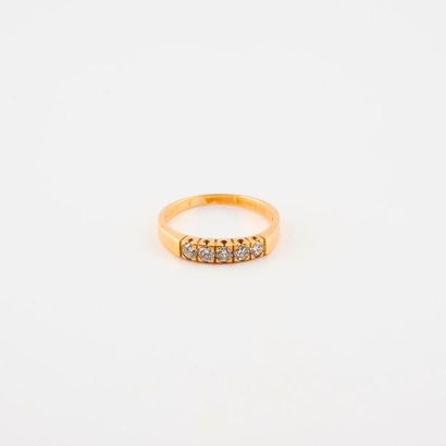 Bague en or jaune (750) ornée d'une ligne...