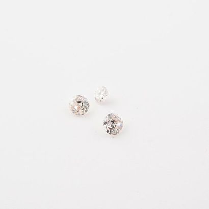Lot de trois diamants sur papier de tailles...
