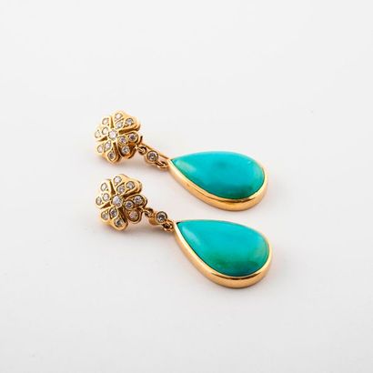 Paire de pendants d'oreilles en or jaune...