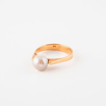 Bague en or jaune (750) ornée d'une perle...