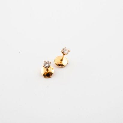 Paire de clou d'oreilles en or jaune (750)...