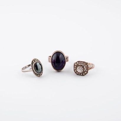 Trois bagues en argent (min. 800) ornées...