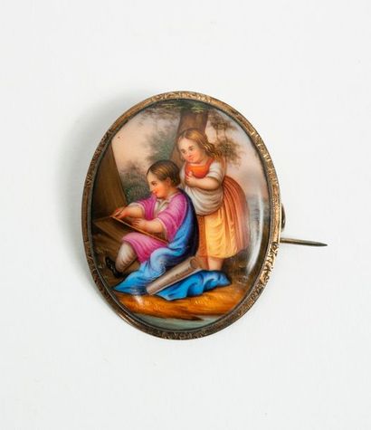 Broche ovale à la monture en argent (min....