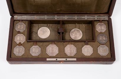 Coffret comprenant dix jetons octogonaux...